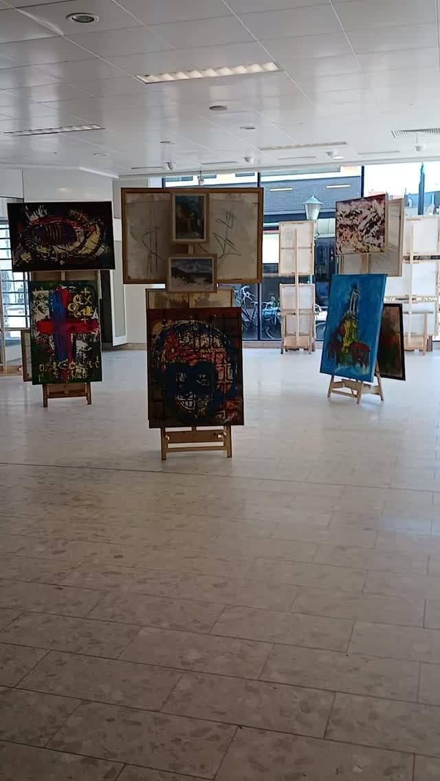 Schilderijen in De Scheidslijn aan de Hoogstraat in Vlaardingen