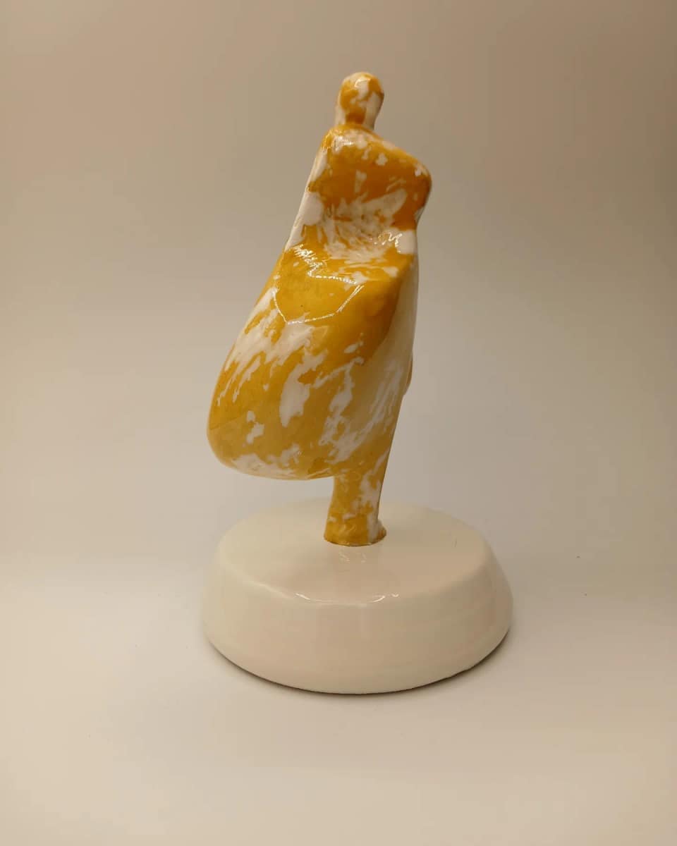 Gedenkbeeld Single vrouw, gedenkbeeld met ascompartiment door Rinke Baaima