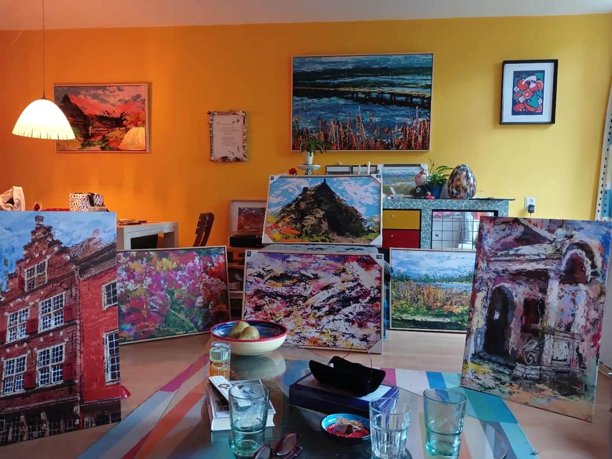 Rinke Baaima aan het werk in zijn atelier
