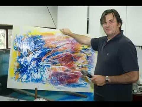 Rinke Baaima aan het werk in zijn atelier